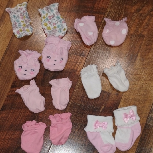 NEWBORN GIRLS CLOTHING AND  ACCESSORIES!!! HUGE BUNDLE! - Picture 13 of 14